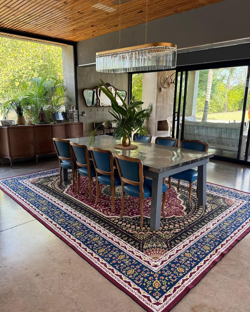 Comedor moderno con lámpara rectangular de caireles