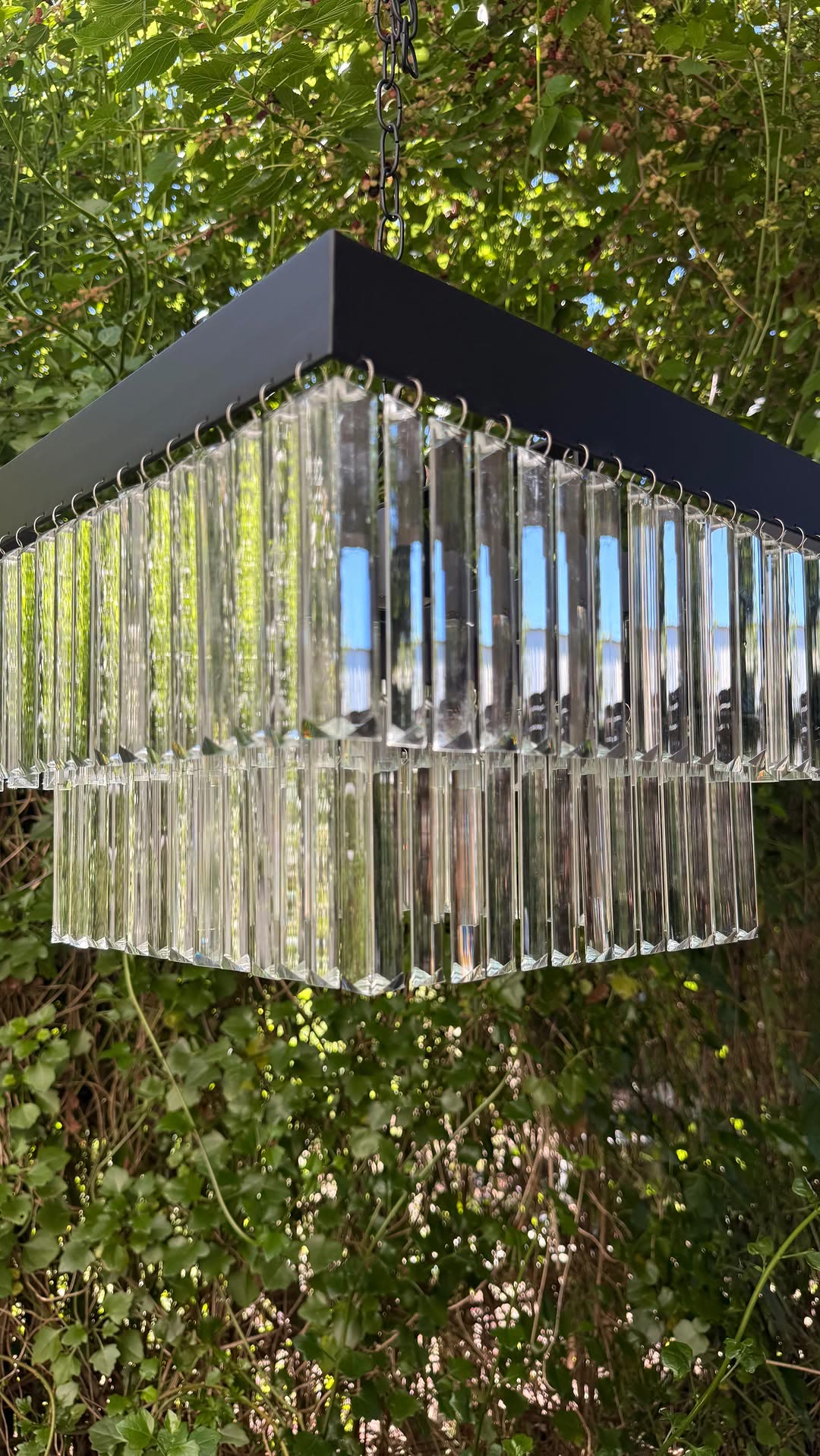 Lámpara cuadrada de varillas de vidrio en el jardín