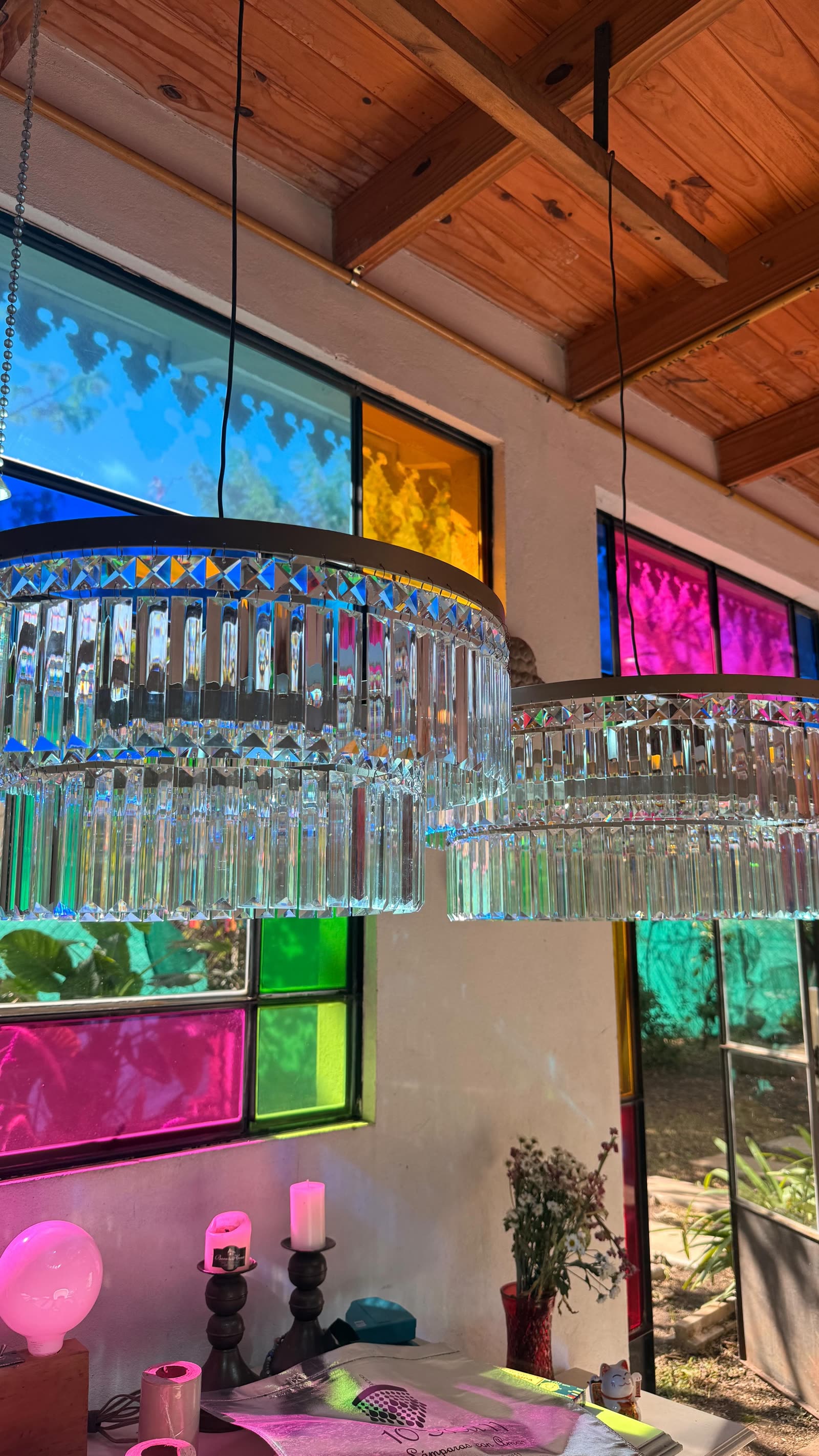 El estudio con ventanas de vitraux de colores